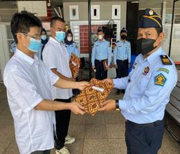 Sebanyak 76 narapidana beragama Buddha di Riau menerima remisi khusus. 